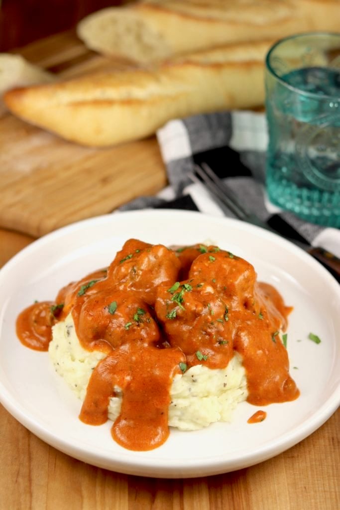 Meatballs with tomato and mushroom gravy 