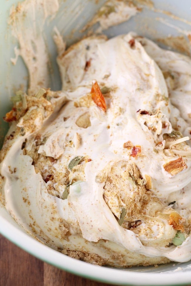 Bowl with mayo, sour cream and knorr vegetable recipe mix