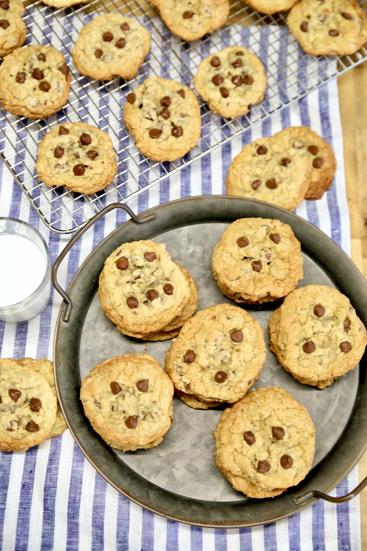 Platter and wire rack with chocolate chip cookies.