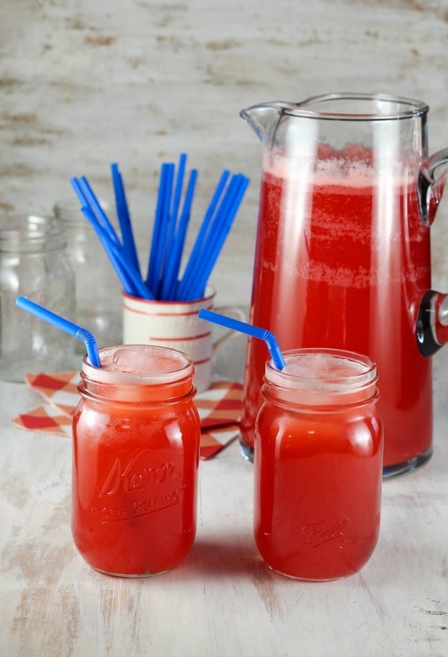 Recipe for Easy Party Punch ~ Just 3 ingredients for the best punch ever! #partypunch #hawaiianpunch #pineapple #party