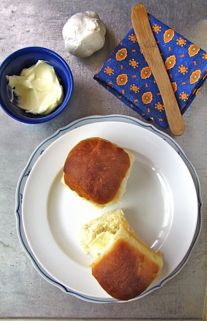Soft Dinner Rolls with Garlic Butter