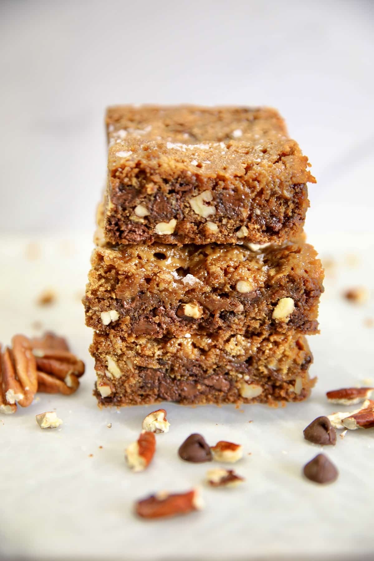 Cookie bars with chocolate chips, pecans and caramel.