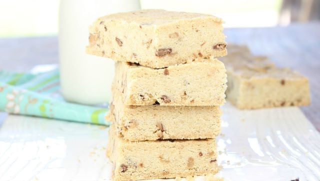 Heath Shortbread Bars Recipe missinthekitchen.com