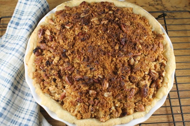 Apple Crumble PIe with pecans 