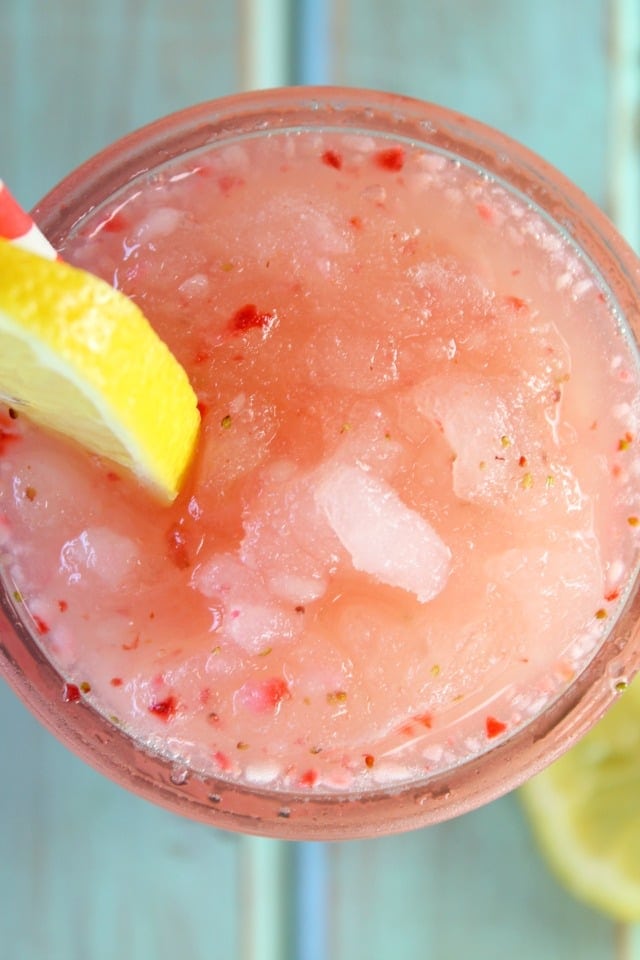 Strawberry Lemonade Moscato Slushie | MissintheKitchen.com