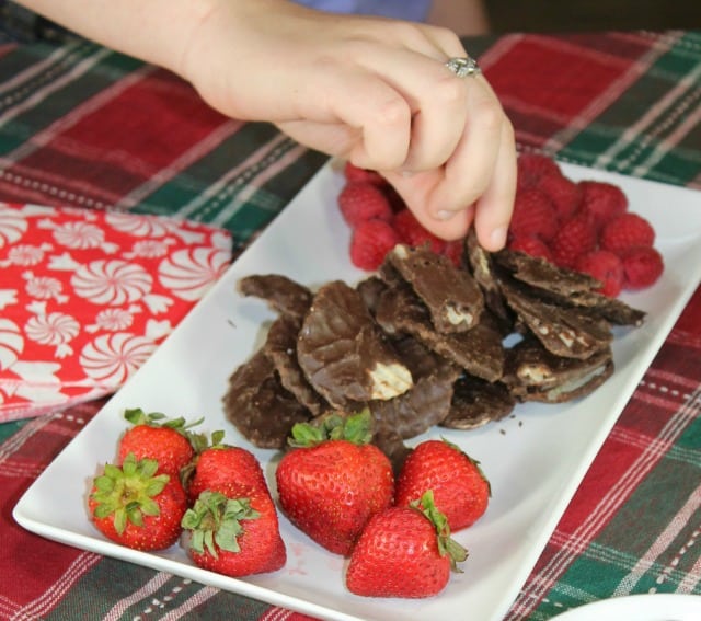 Fresh Berries and Lay’s Wavy Dark Chocolate Potato Chips ~ No Fuss Holiday Cocktail Party ~ MissintheKitchen.com #ad