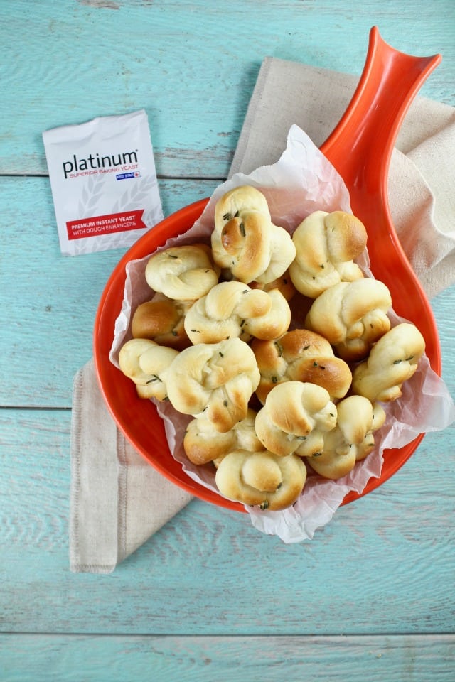 Quick Rosemary Garlic Knots Recipe with Red Star Yeast | MissintheKitchen.com #ad