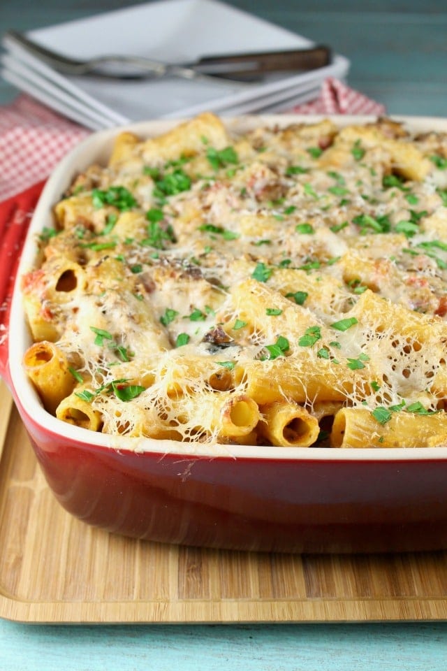 Cheesy Beef Rigatoni Casserole ~ MissintheKitchen.com | recipe | easy dinner | weeknight dinner | beef