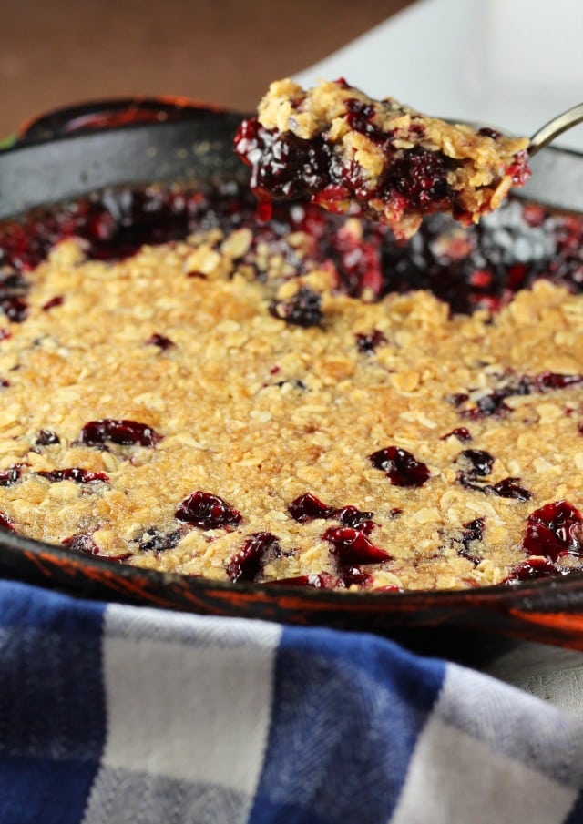 Easy Blackberry Crisp Recipe ~ Simple Dessert for any occasion ~ MissintheKitchen.com