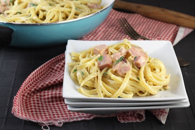 Easy dinner ~ One Pot Cheesy Ham Pasta Recipe ~ MissintheKitchen.com