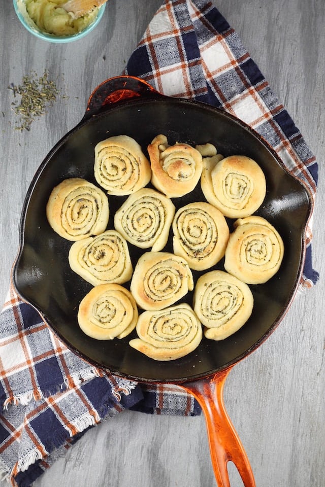 Quick Butter & Herb Rolls Recipe ~ MissintheKitchen.com