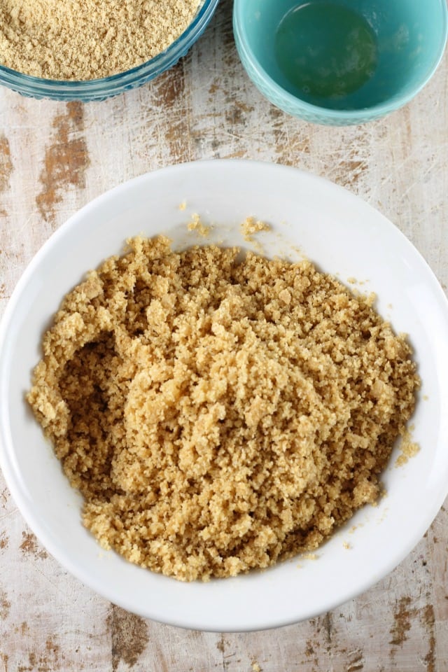 Mini Cheesecakes Crust ~ MissintheKItchen.com