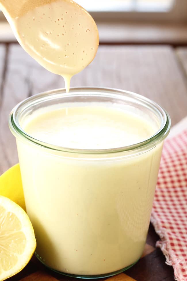 Creamy-Citrus-Salad-Dressing-with-sliced-lemons