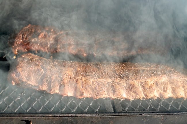 Smoking ribs on the grill 