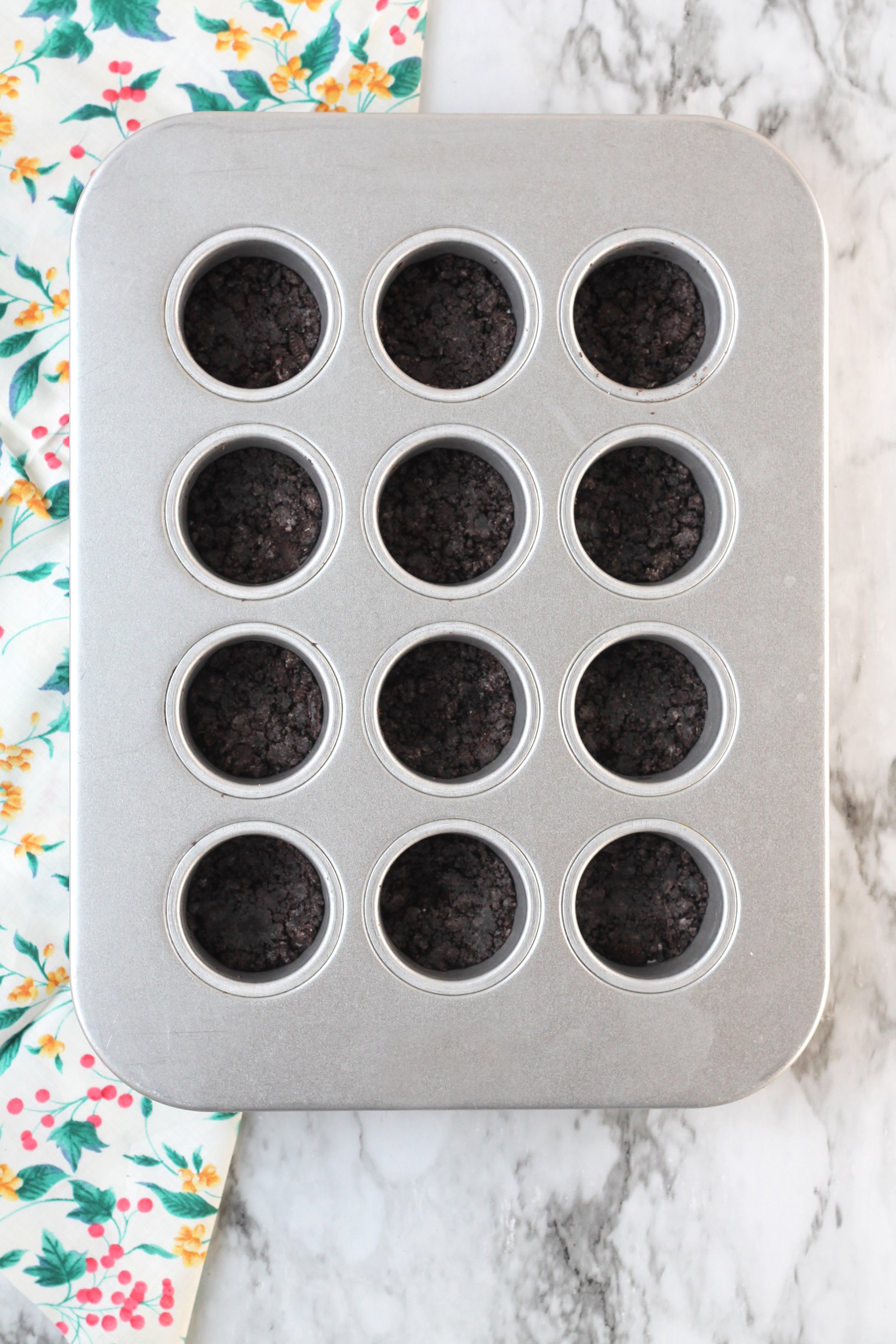 Mini Cheesecake Pan with chocolate crust
