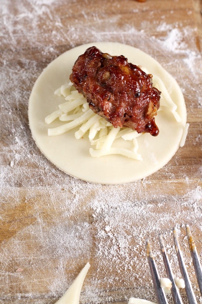 How to make meat pies for appetizers with meatballs and mozzarella cheese