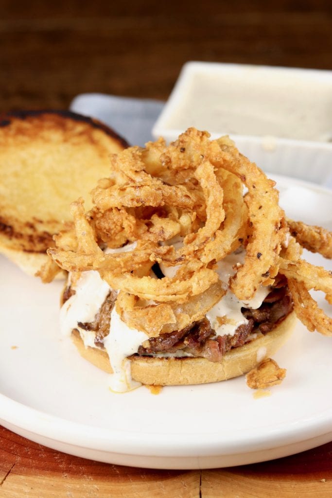 Sandwich with beef, onions and horseradish sauce