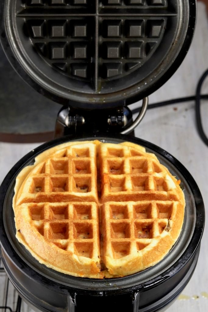 Waffle iron with baked waffle