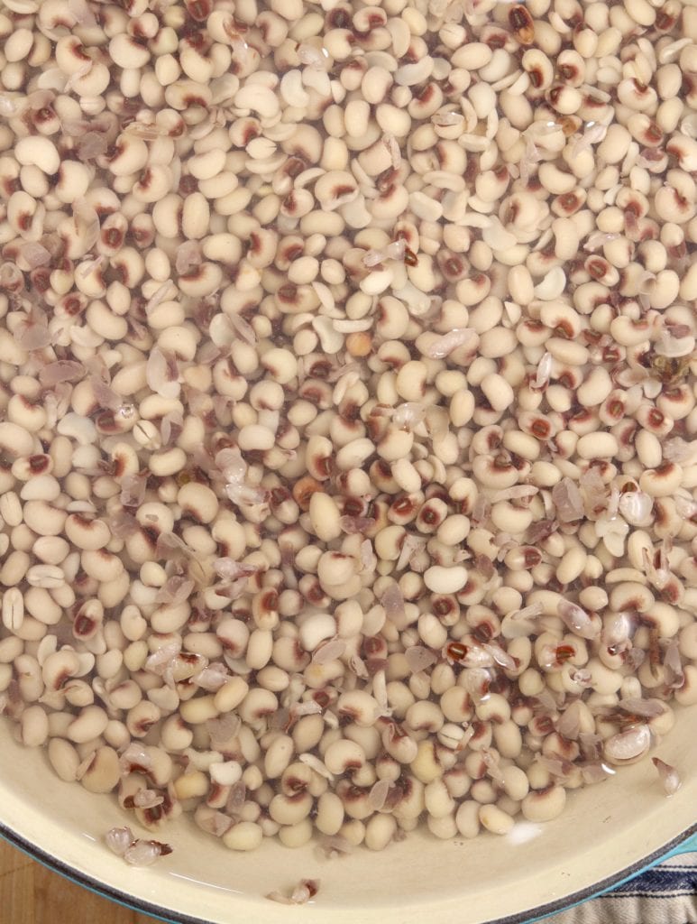 Cooking purple hull peas in water