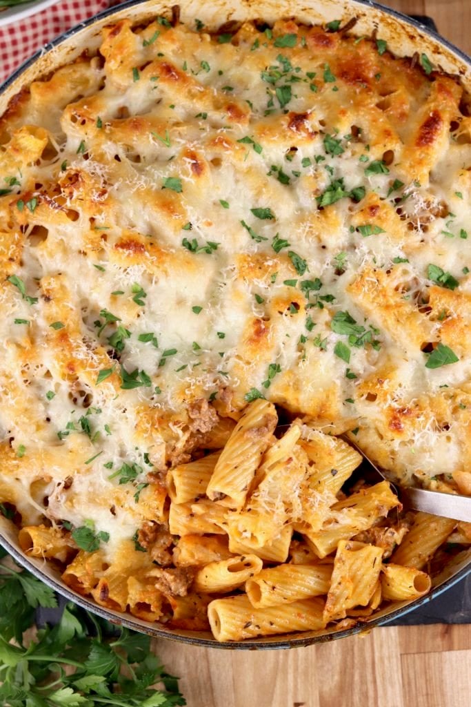 Beef Rigatoni pasta bake is a super simple weeknight dinner that the whole family will love. Made with ground beef, rigatoni pasta and a creamy tomato sauce all topped with lots of cheese. Beef Rigatoni Pasta Bake