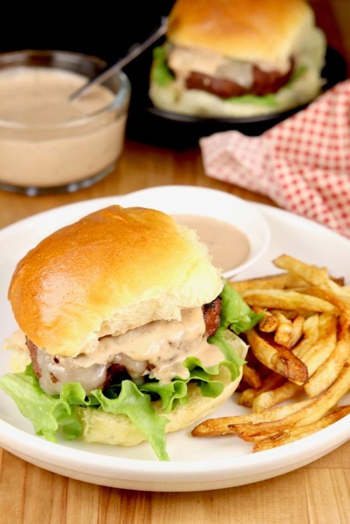 Cheeseburger Slider with fries