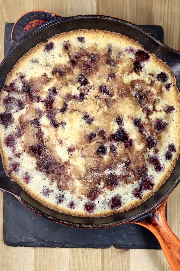 Baked skillet blackberry cobbler with cinnamon
