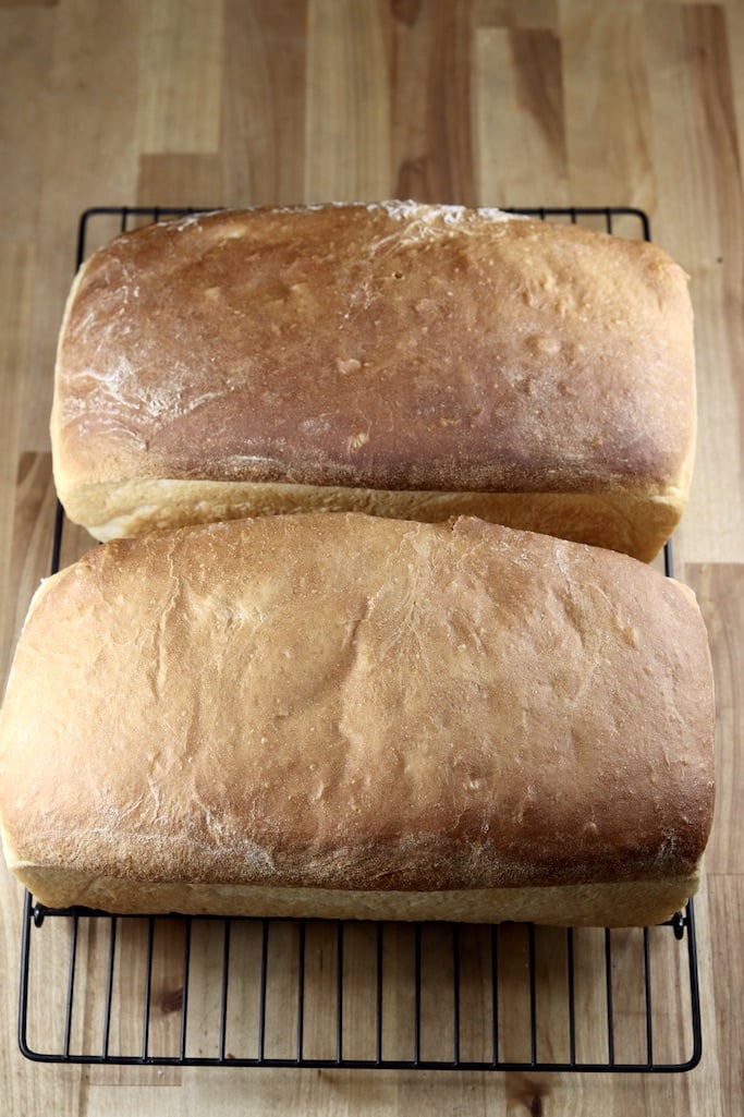 Cooling 2 loaves of baked bread on a wire rack