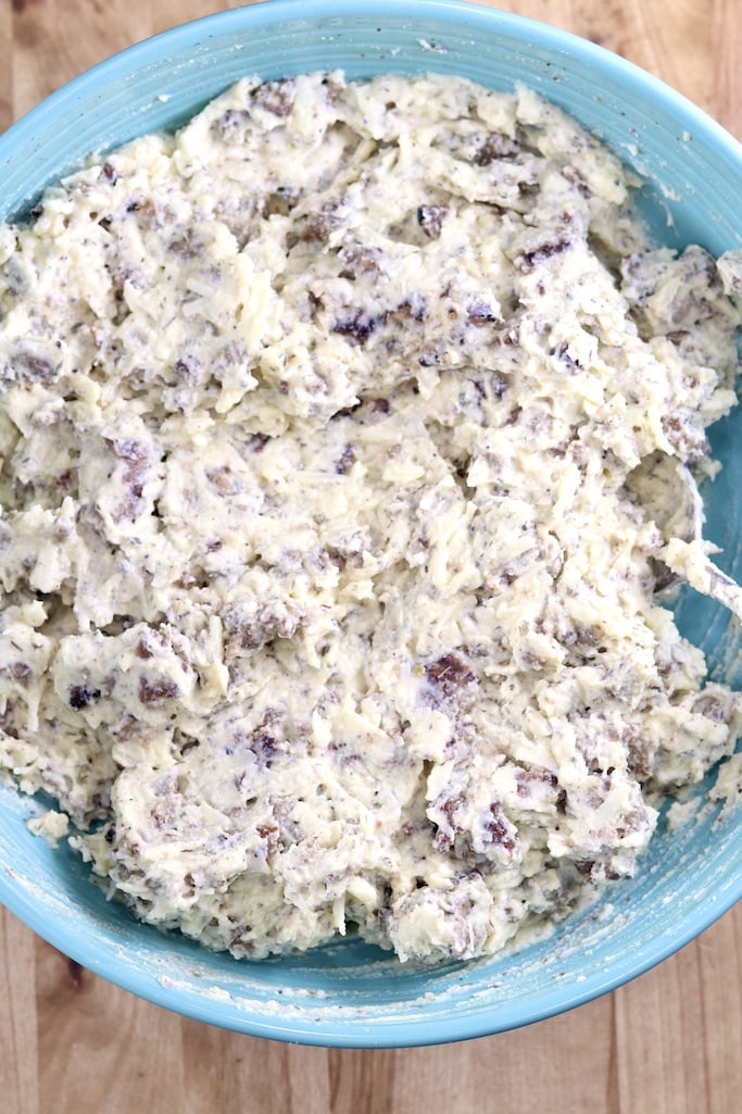 sausage and cheese filling for manicotti in a blue bowl