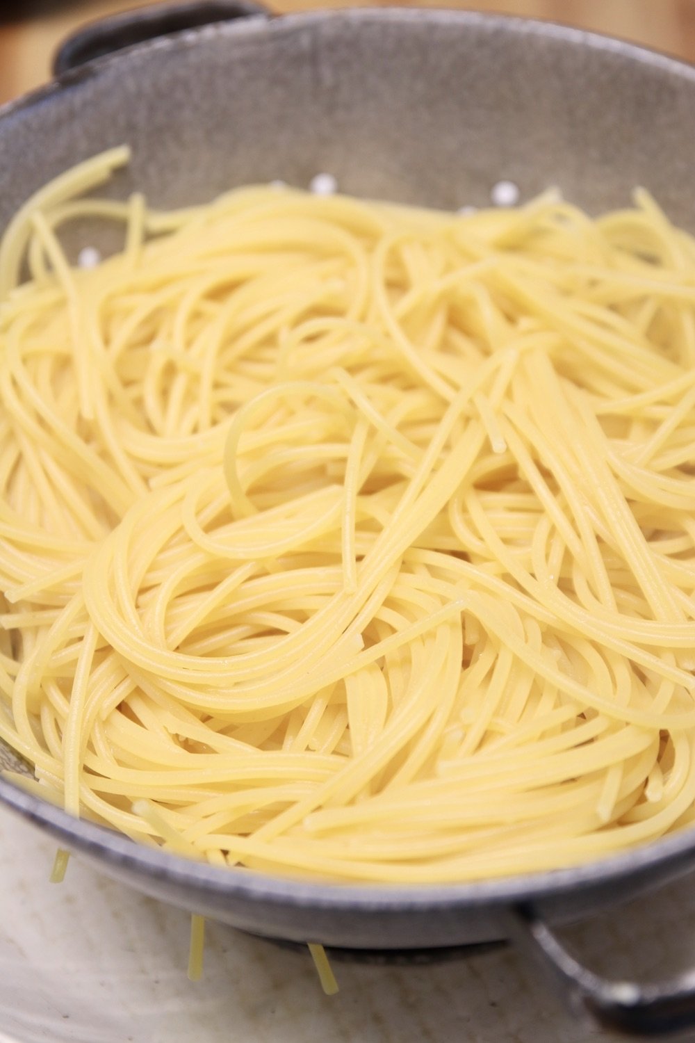cooked spaghetti in a colander