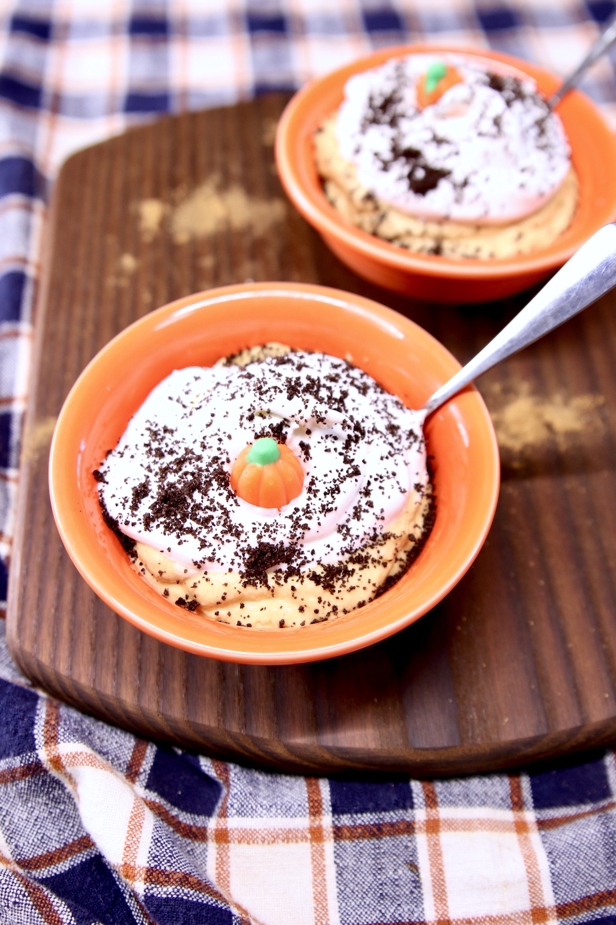No Bake pumpkin cheesecake in 2 small bowls