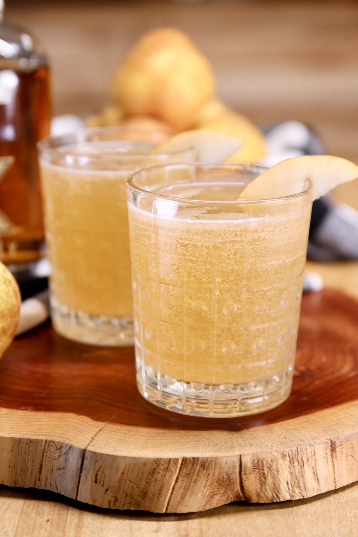 2 glasses with pear whiskey smash cocktail