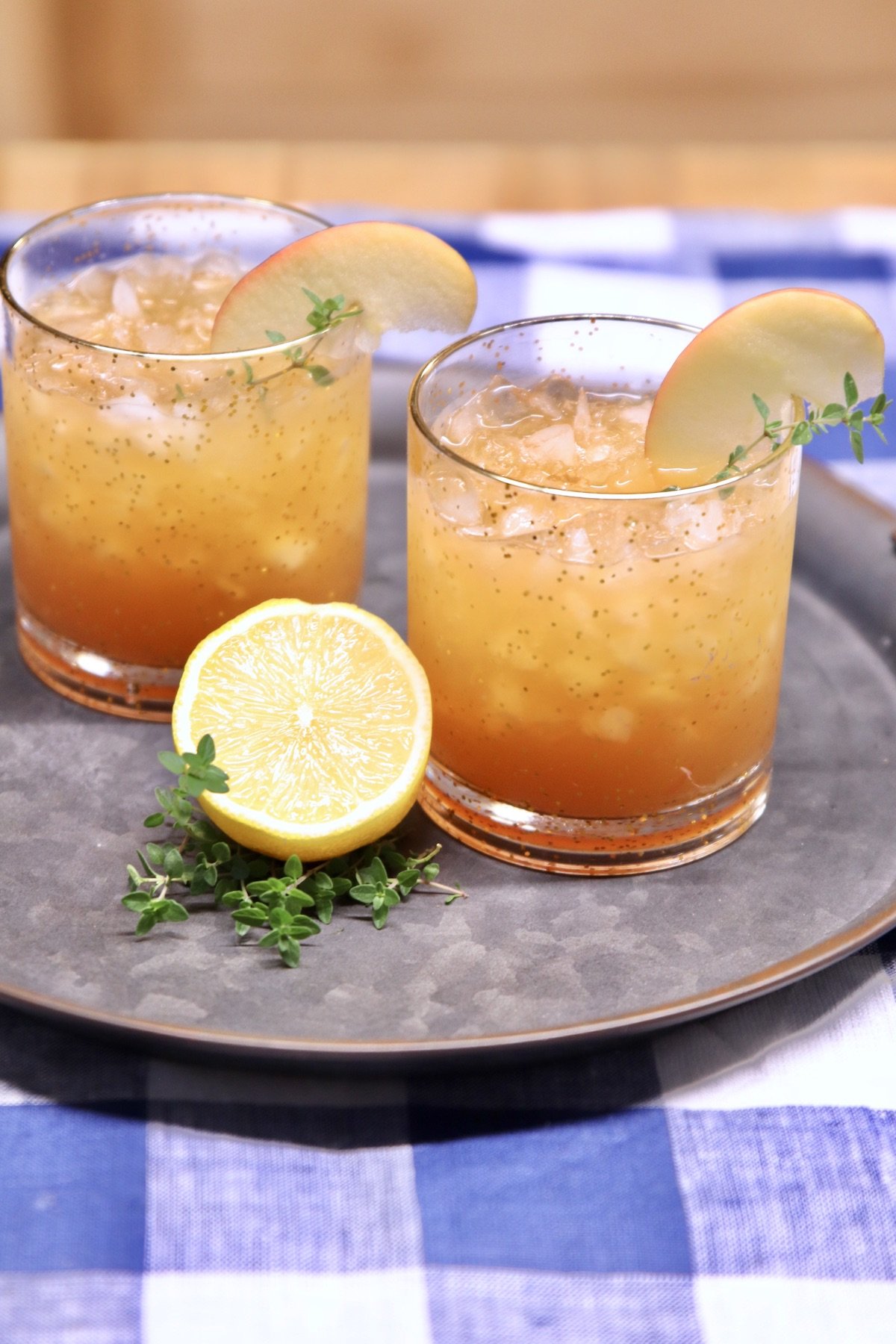 2 glasses of apple cider amaretto cocktail