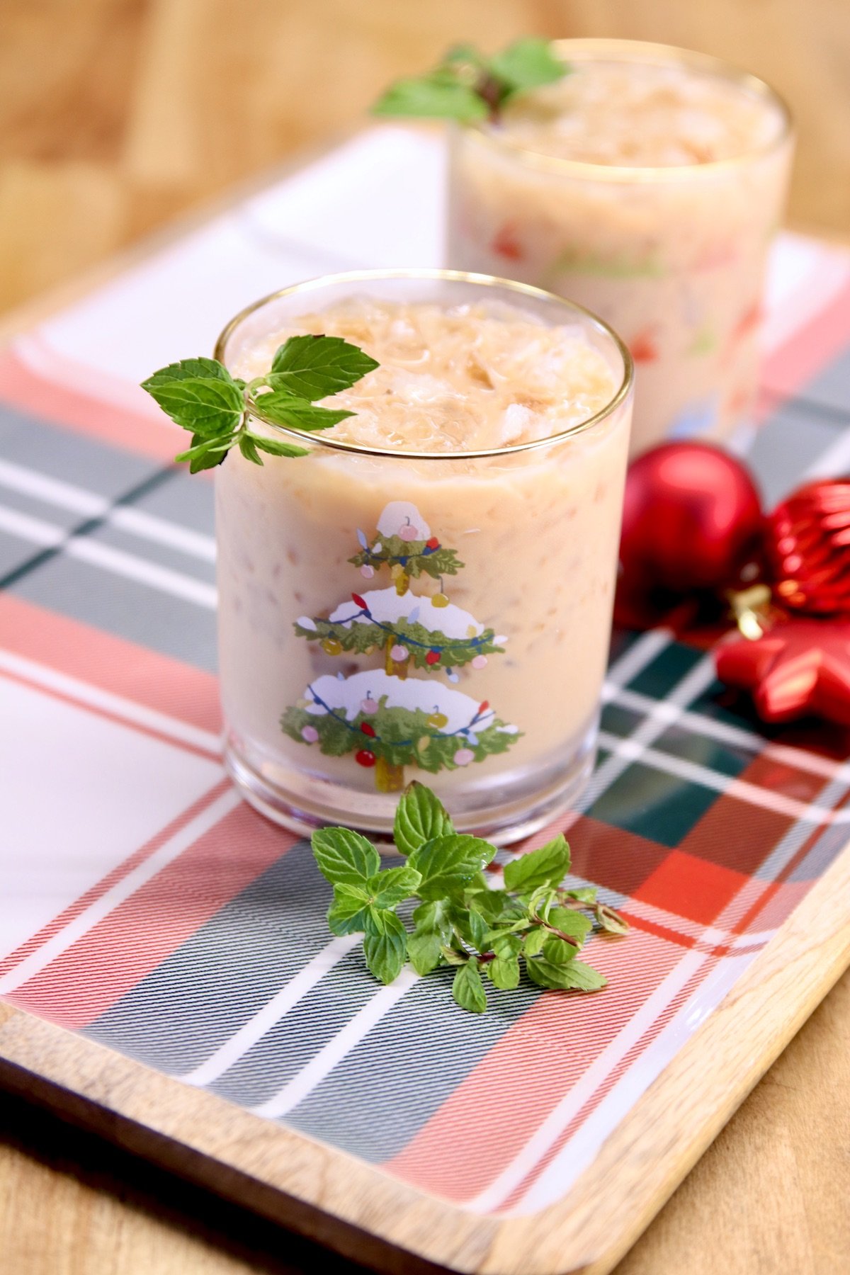 peppermint mudslide cocktails on a tray