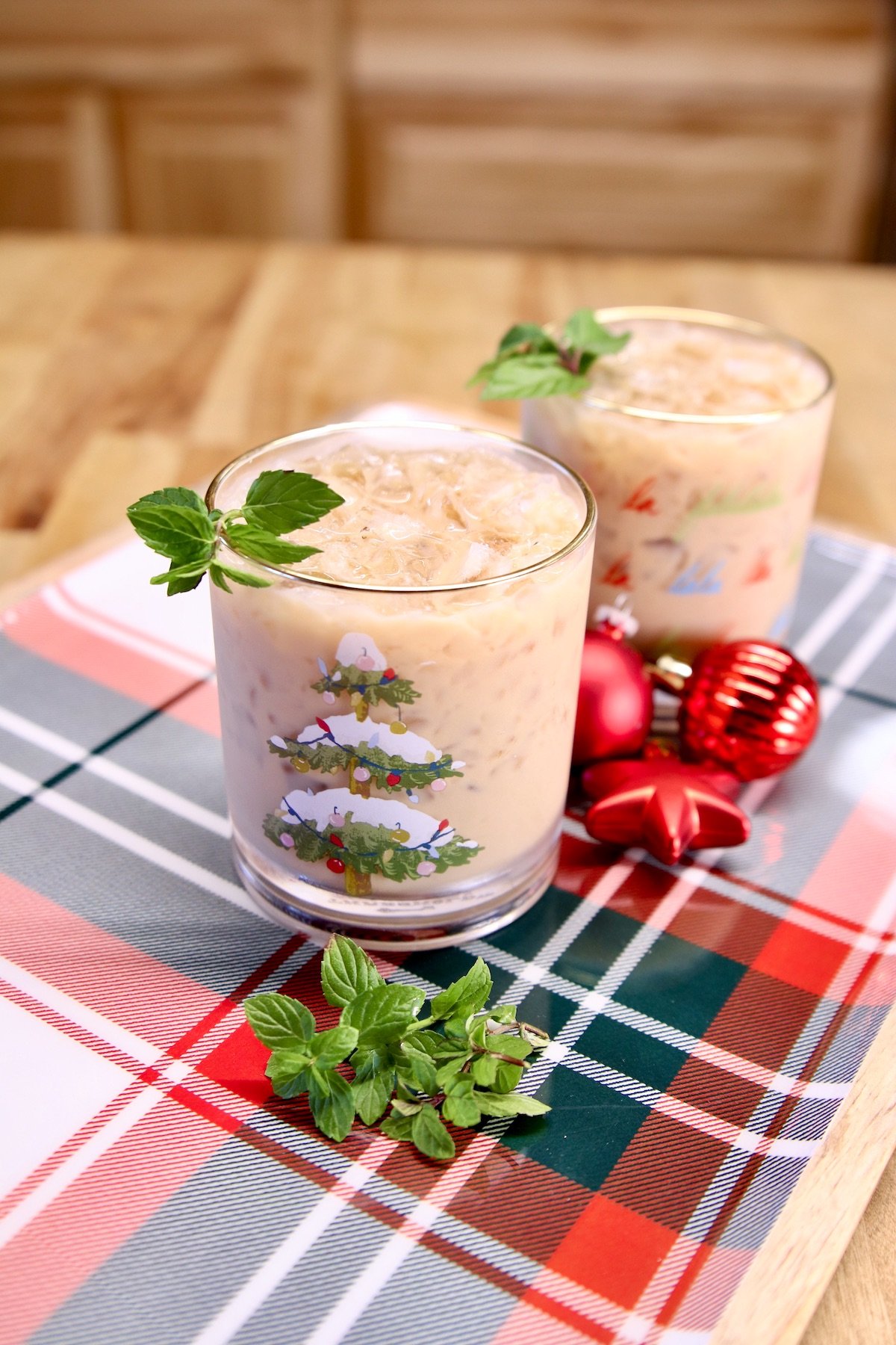 mudslide cocktail in 2 Christmas glasses