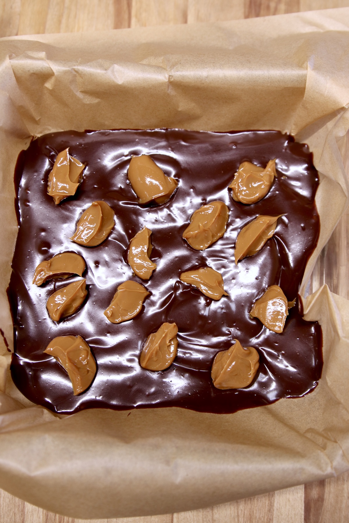 adding caramel to chocolate fudge