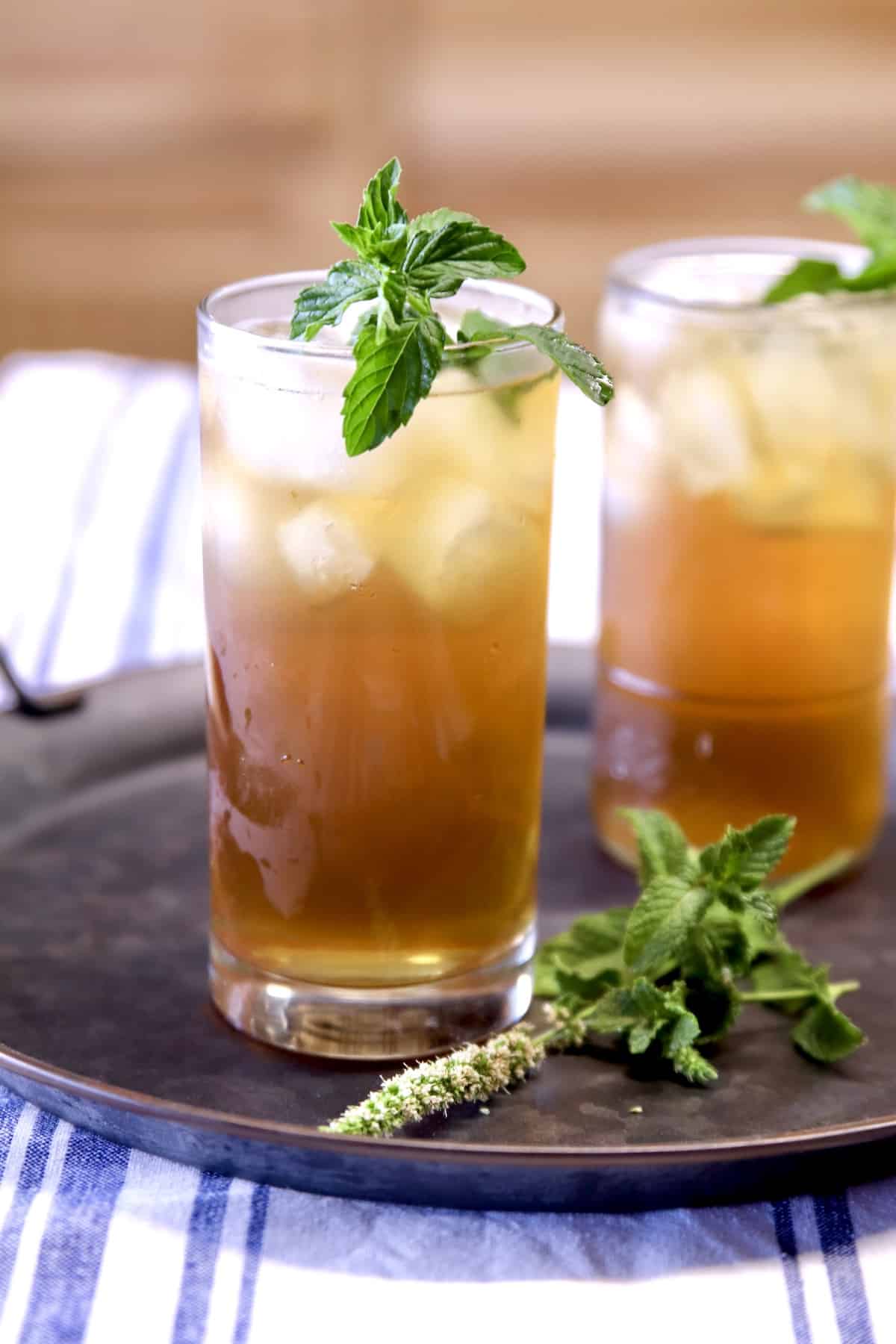 2 glasses of tea with mint garnish.