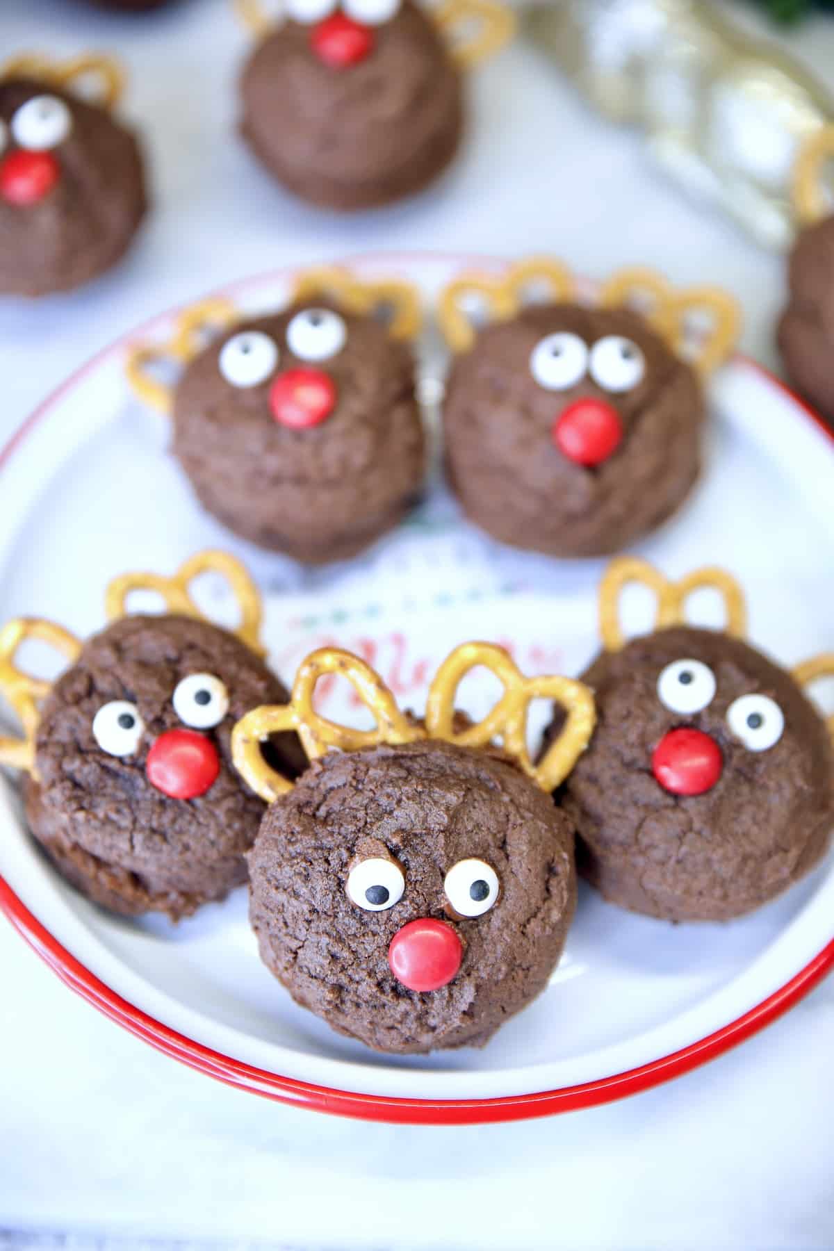 Plate of reindeer decorated sandwich cookies.