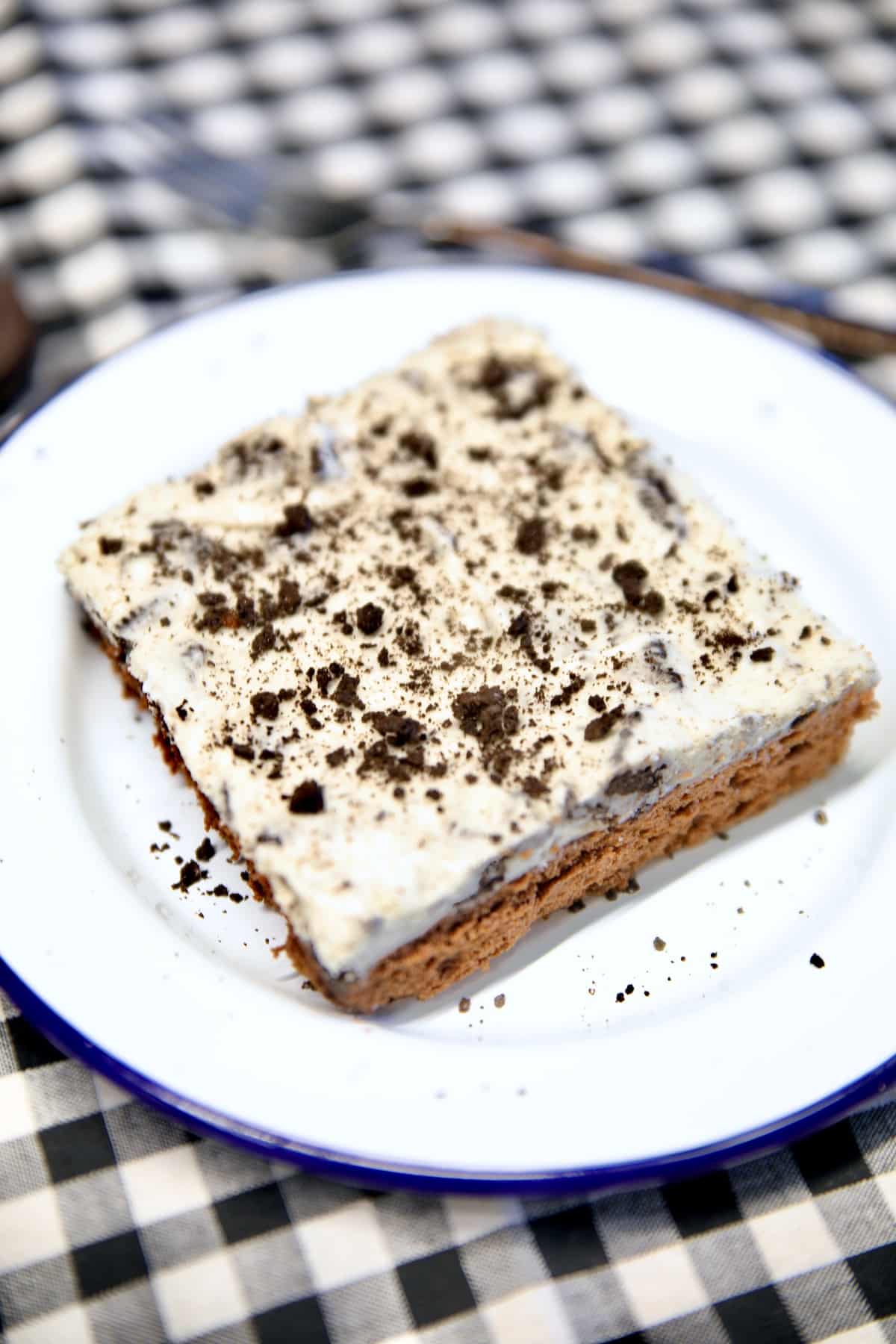 Slice of Oreo sheet cake on a plate.