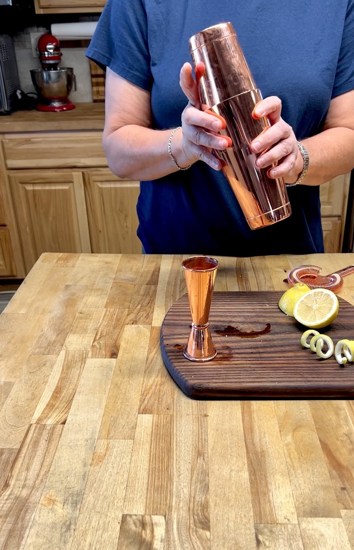 Shaking cocktail shaker. 