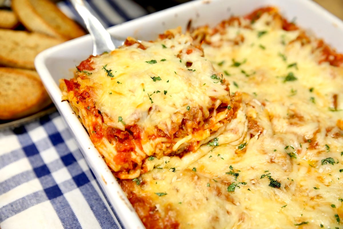 Spatula of spaghetti casserole. 
