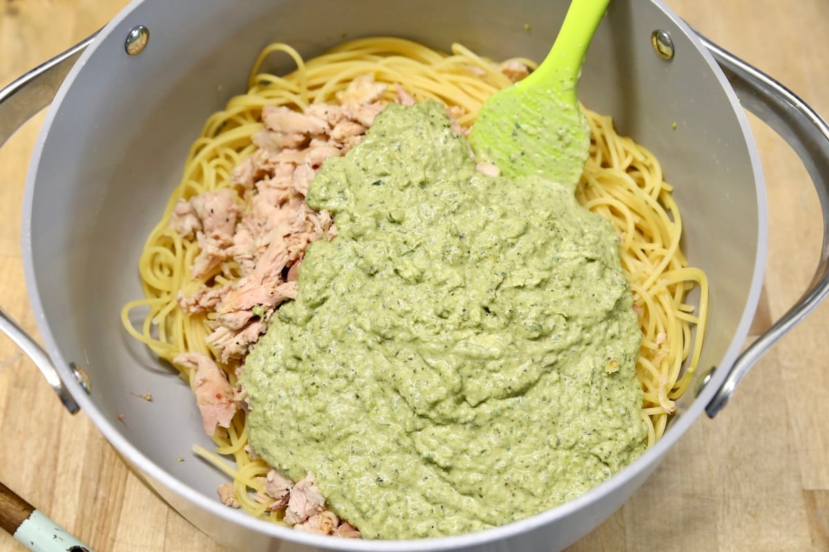Pan with spaghetti, chicken and poblano sauce.