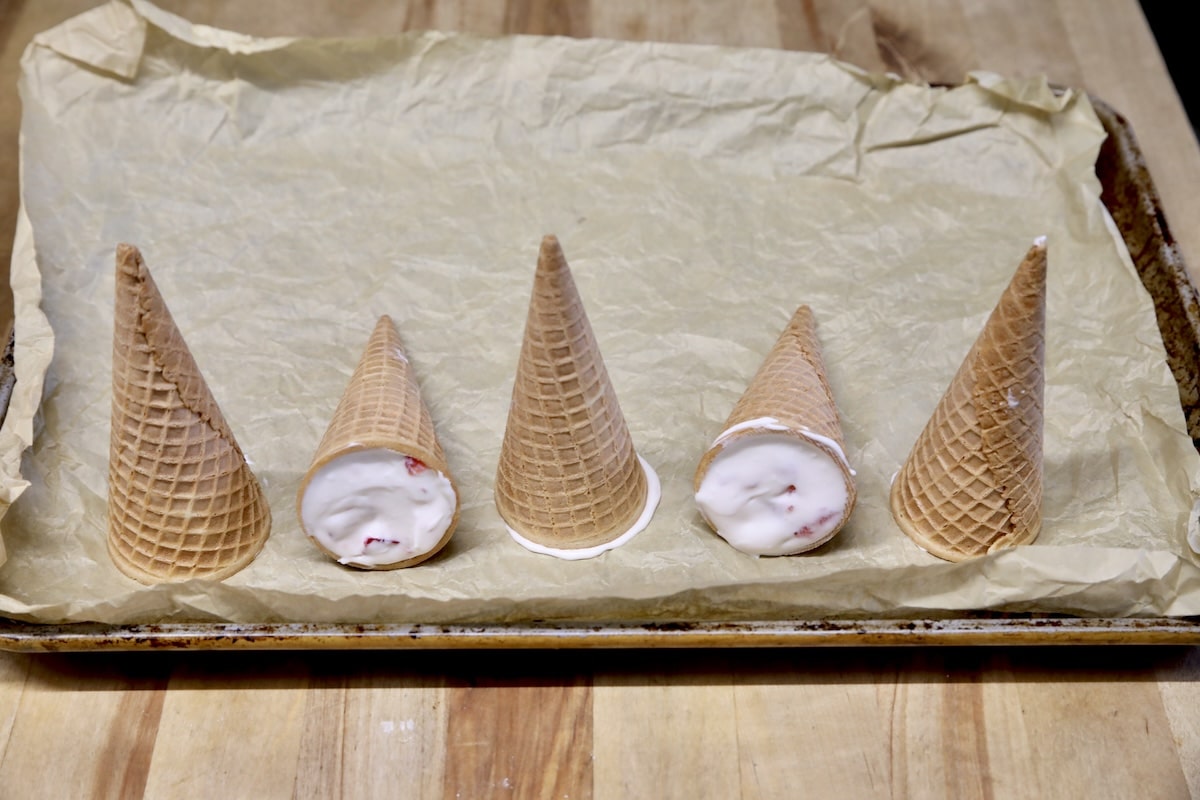 Sugar cones filled with cheesecake.
