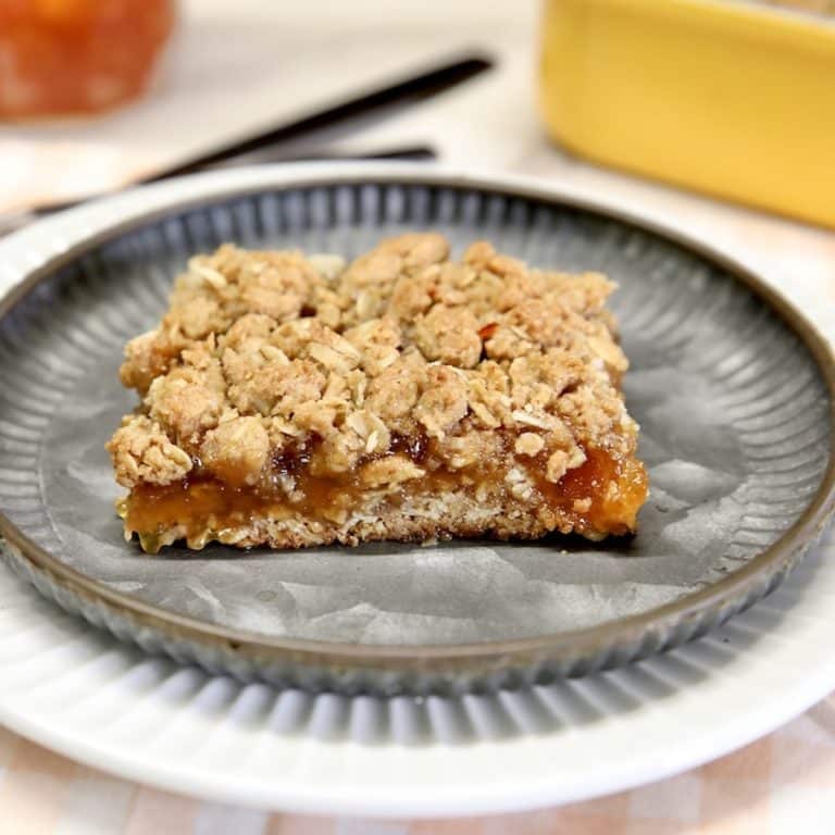 Peach bar with oatmeal cookie crumble.