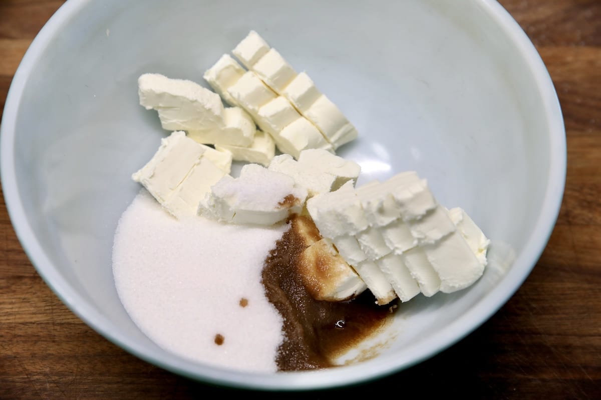 Cream cheese, sugar and vanilla in a bowl.