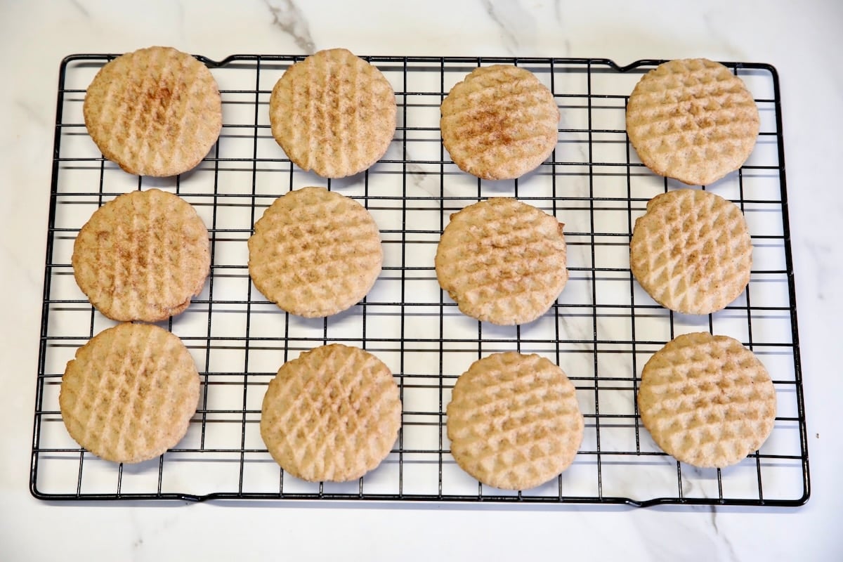 Brown sugar cinnamon cookies on a wire rack.