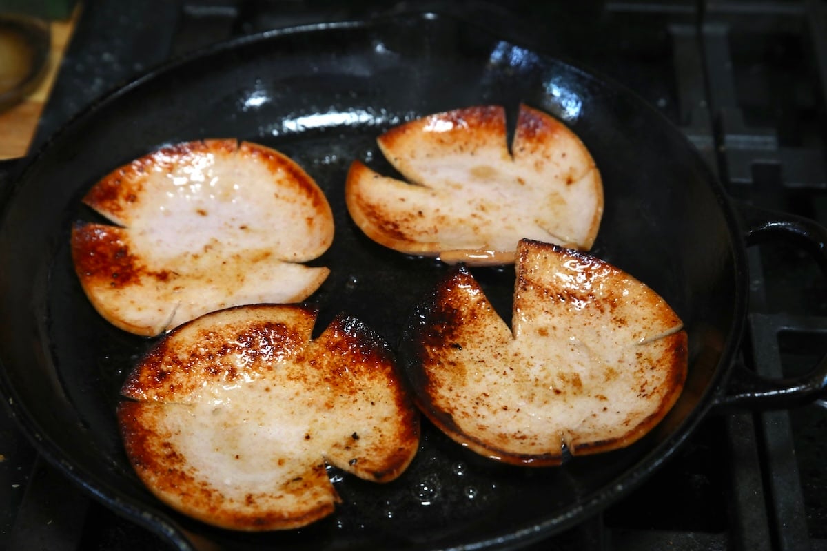 4 slices fried bologna.