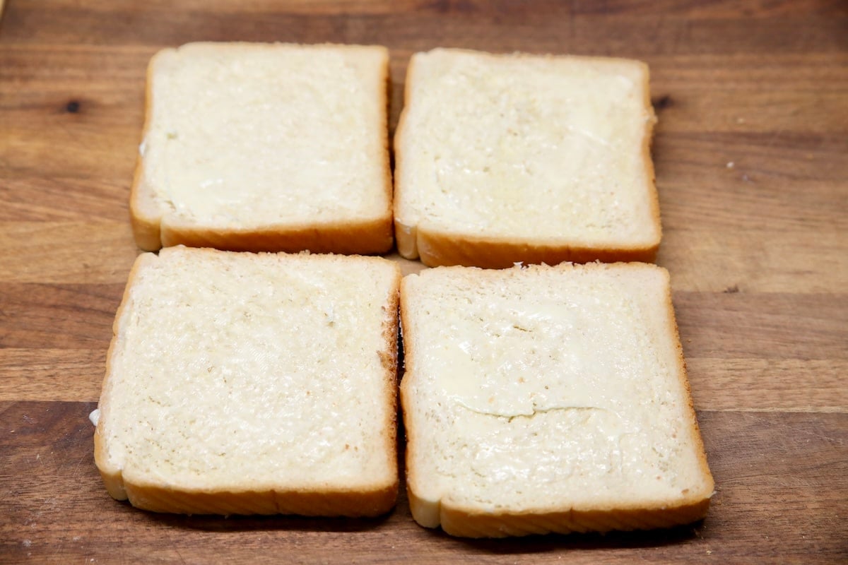 4 slices of buttered Texas toast.